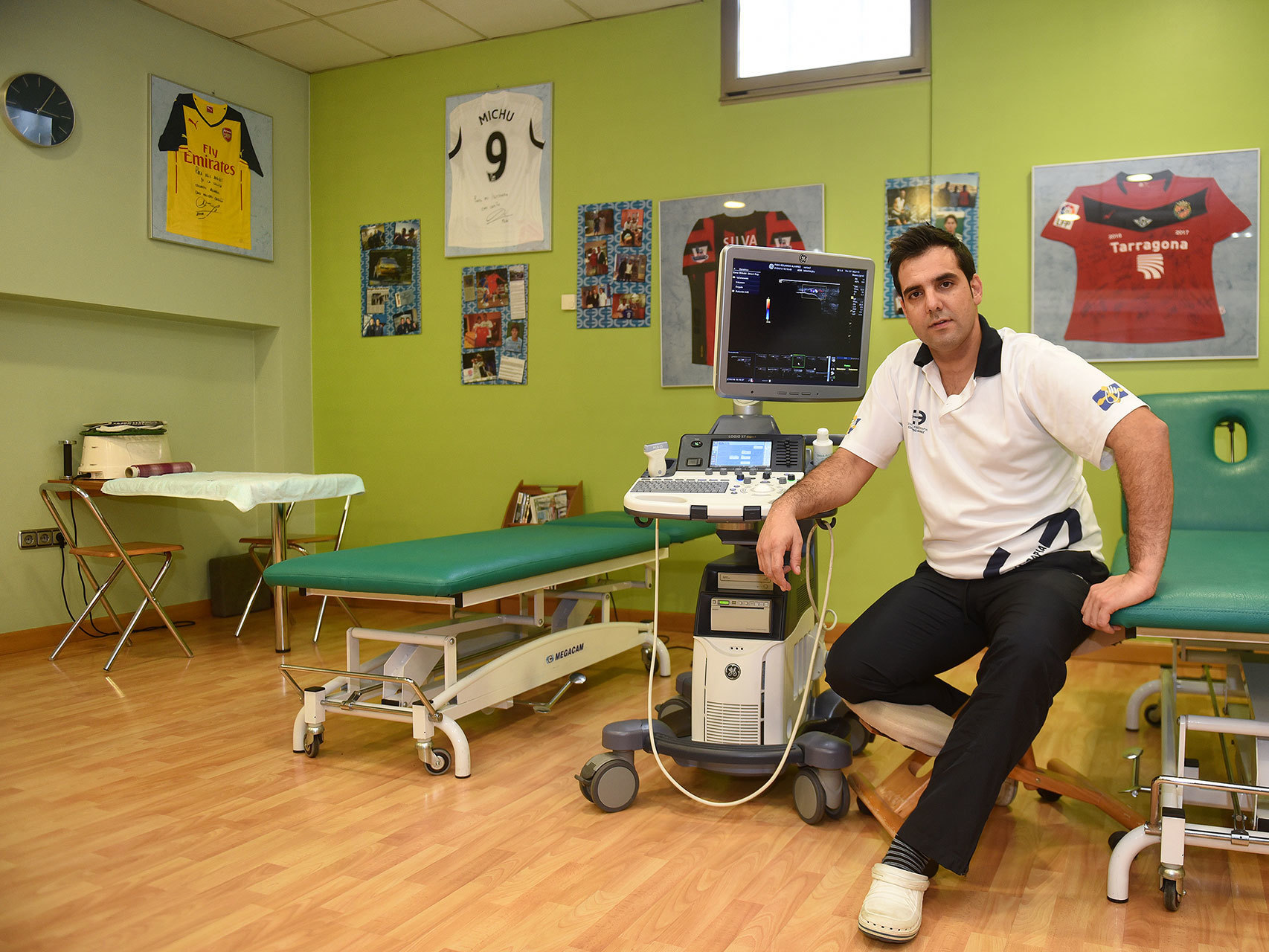 El fisio Eduardo Álvarez, en su clínica de Mieres.