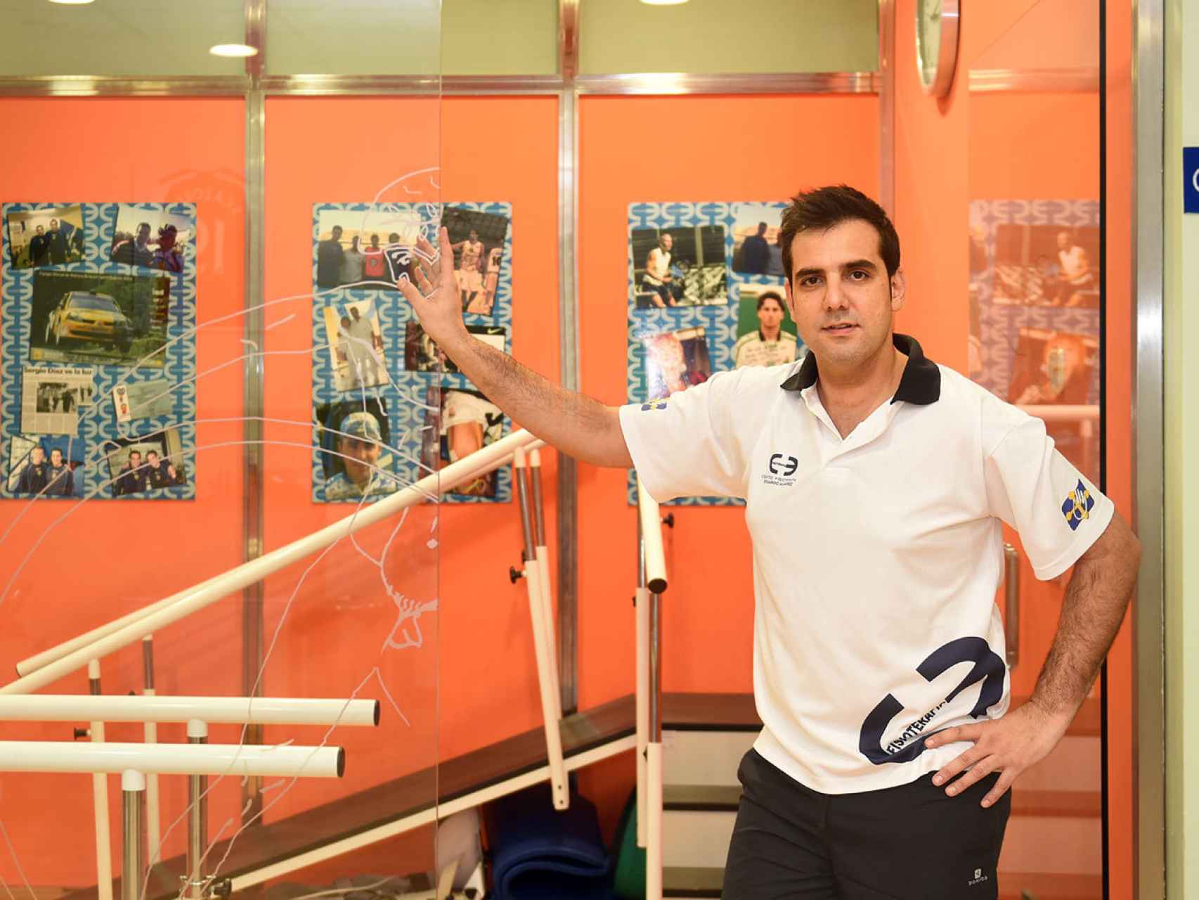 Eduardo Álvarez posa en el gimnasio de su clínica.