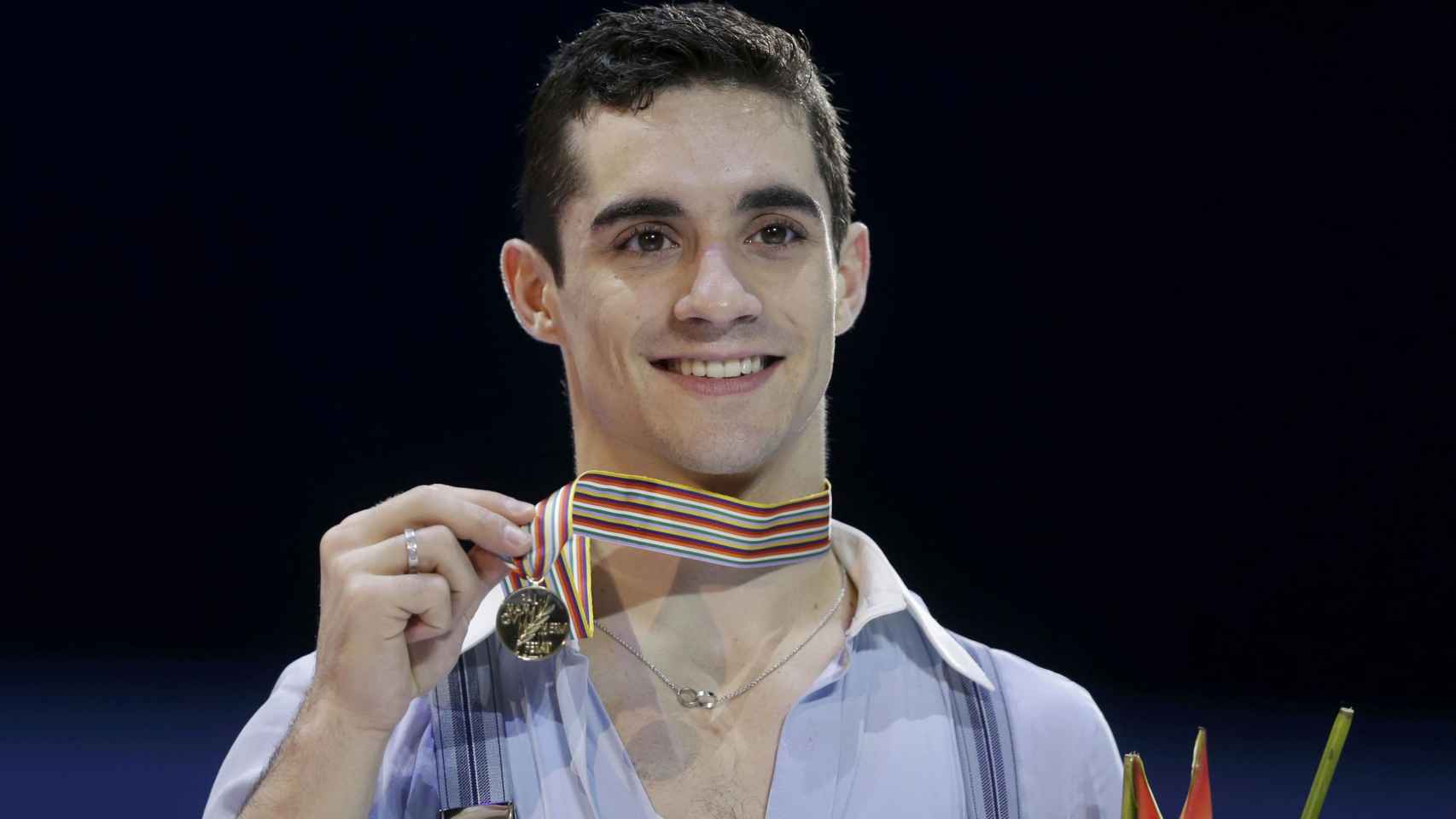 Javier  Fernández con la medalla de campeón de Europa.