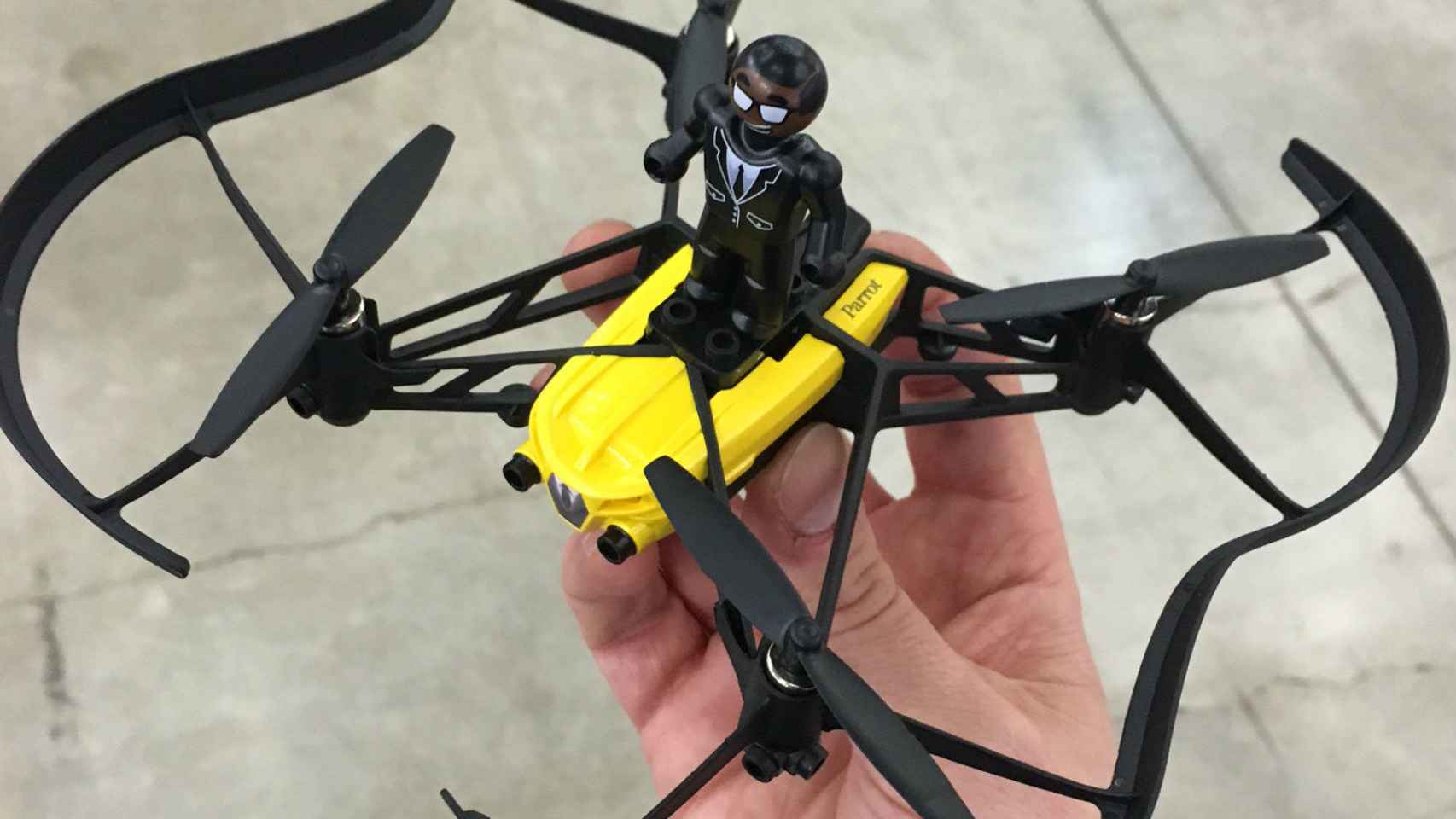 Drones como este Airborne de Parrot invaden la muestra.