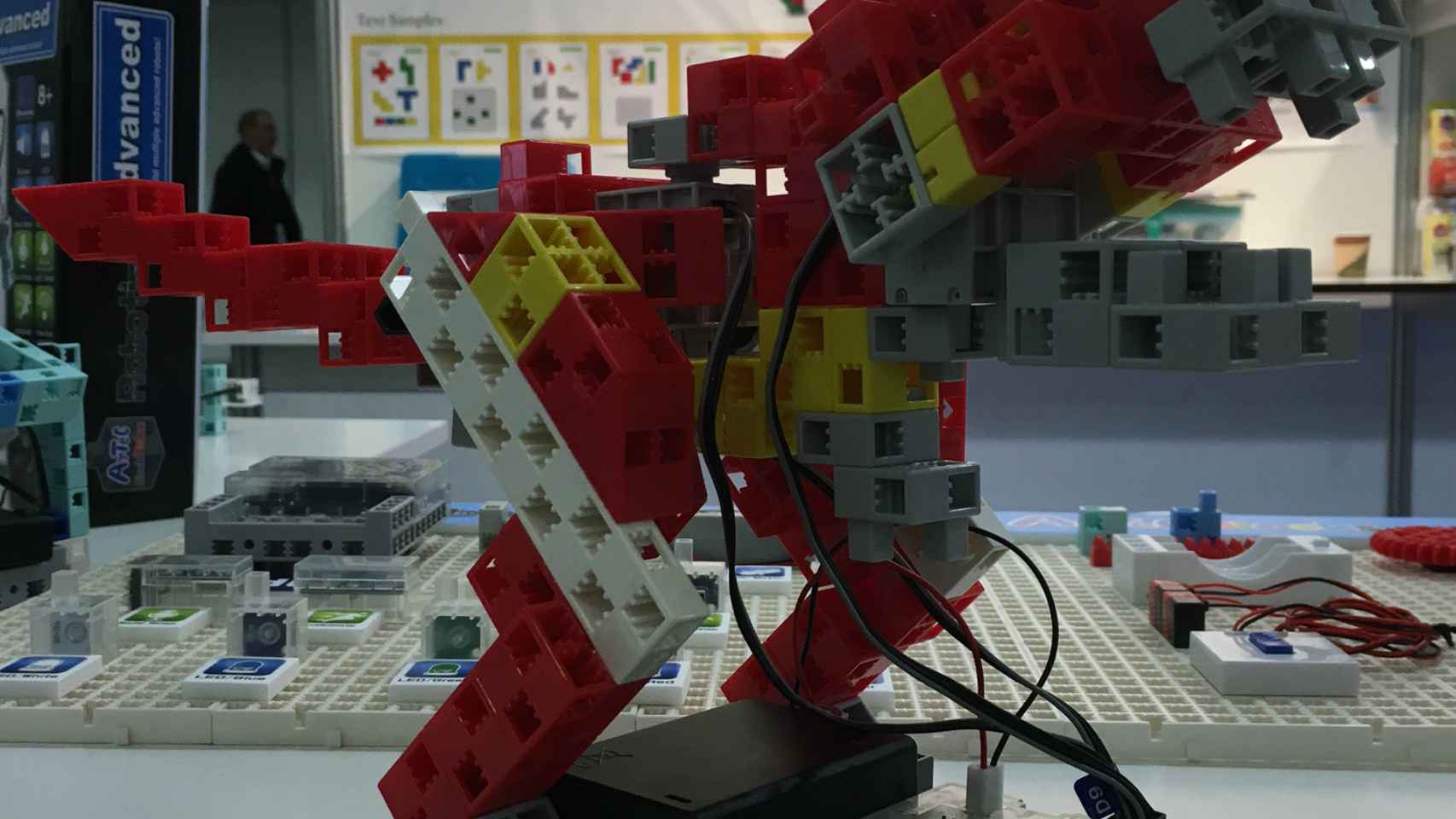 ¡Un robot-dinosaurio para construir!