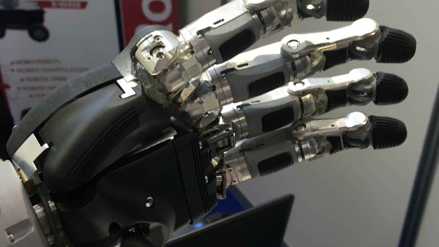 Esta mano-droide con sus 20 motores da un poco de miedo, la verdad