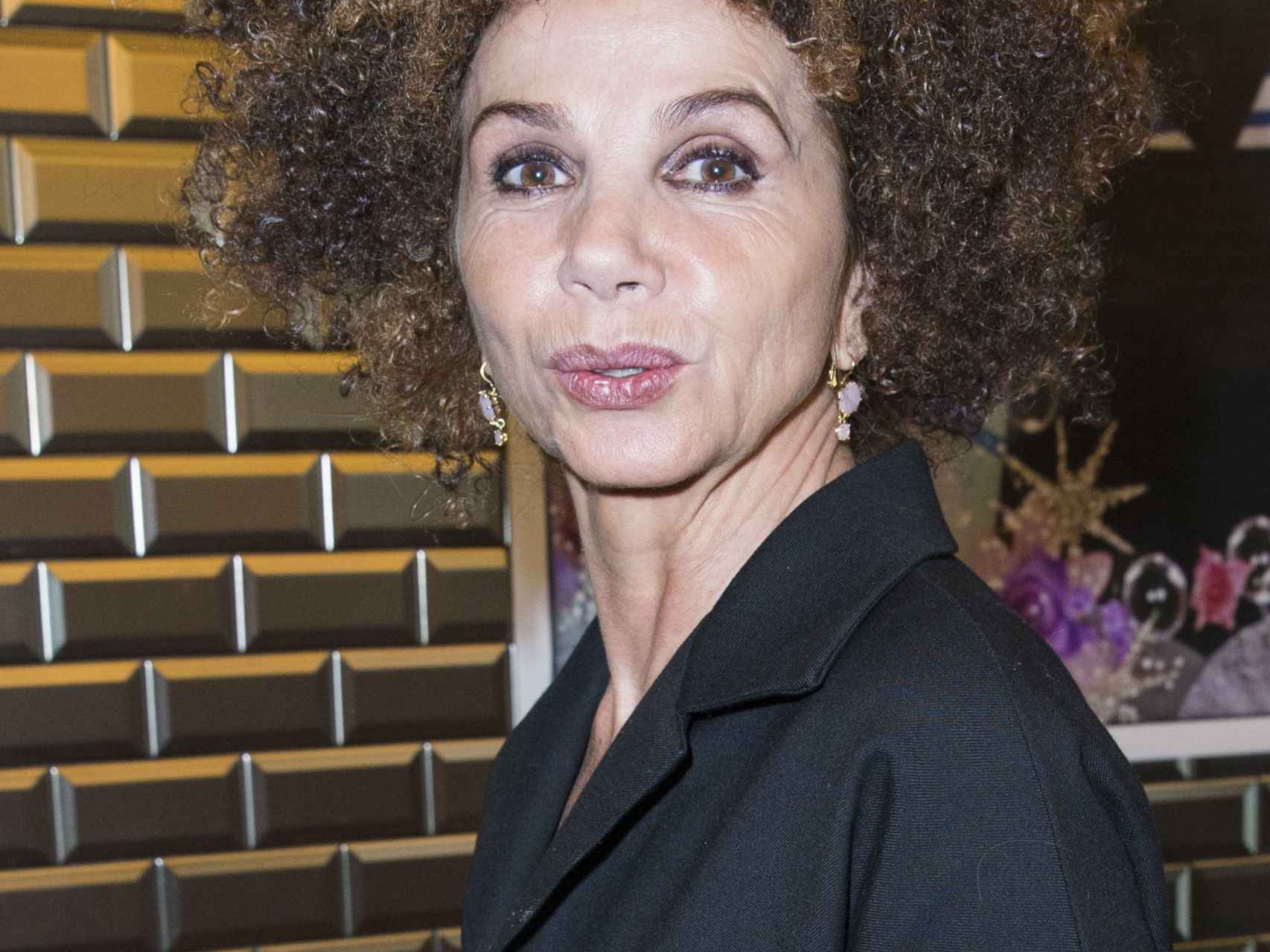 Victoria Abril con pelo afro para ver la colección de Jean Paul Gaultier
