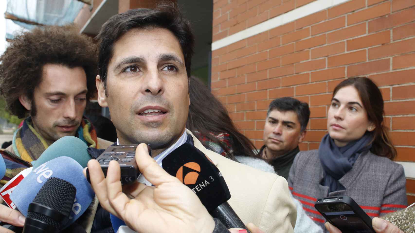 Fran Rivera atendió a los medios a su salida de la Fiscalía de menores de Sevilla