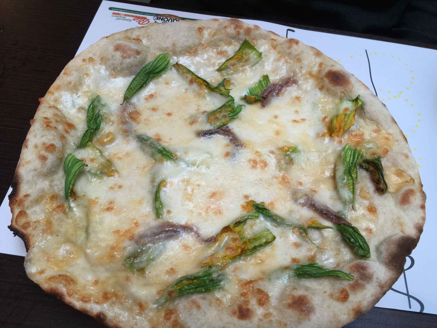 La pizza de flores de calabacín.