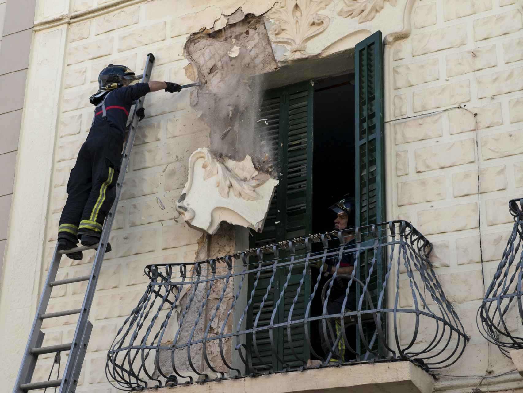 Bomberos retiran trozos de fachada en Melilla.
