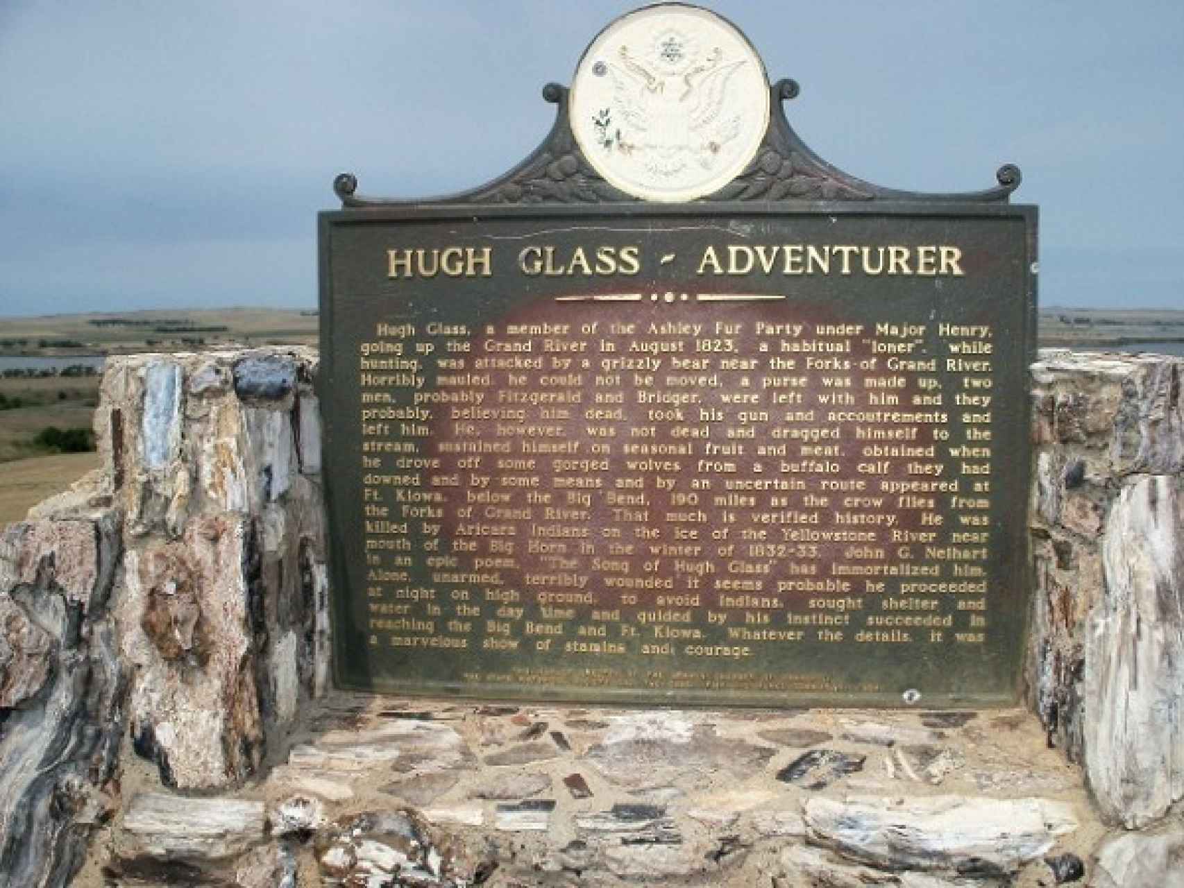 Placa conmemorativa en Dakota del Sur sobre las hazanas de Glass.