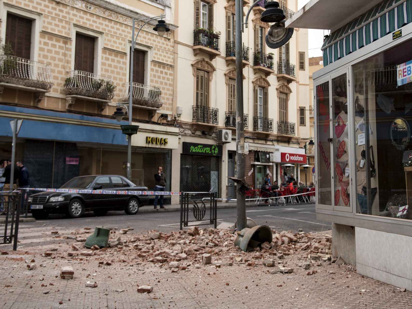 Trozos de edificio sobre la acera tras el terremoto de Melilla.