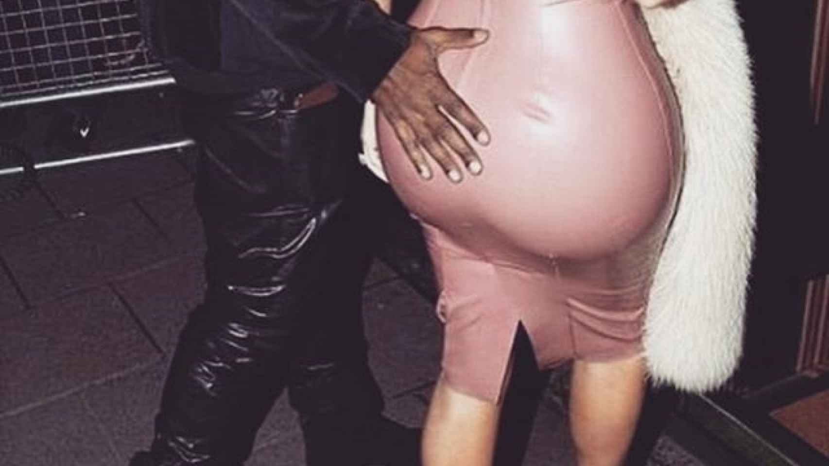Kanye West toca el culo de su mujer Kim Kardashian