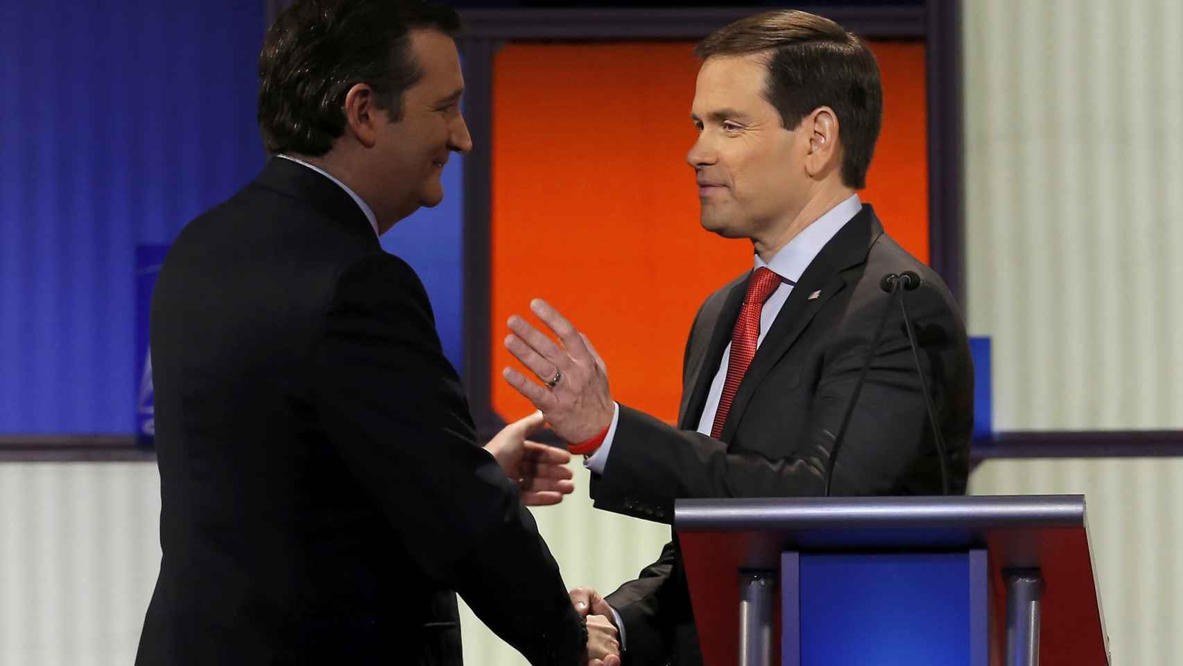 Cruz y Rubio se aprietan las manos al terminar el debate.