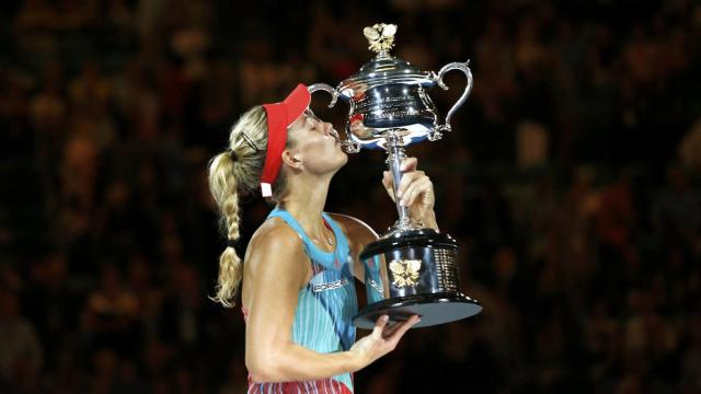 Kerber con el trofeo de campeona del Open de Australia.