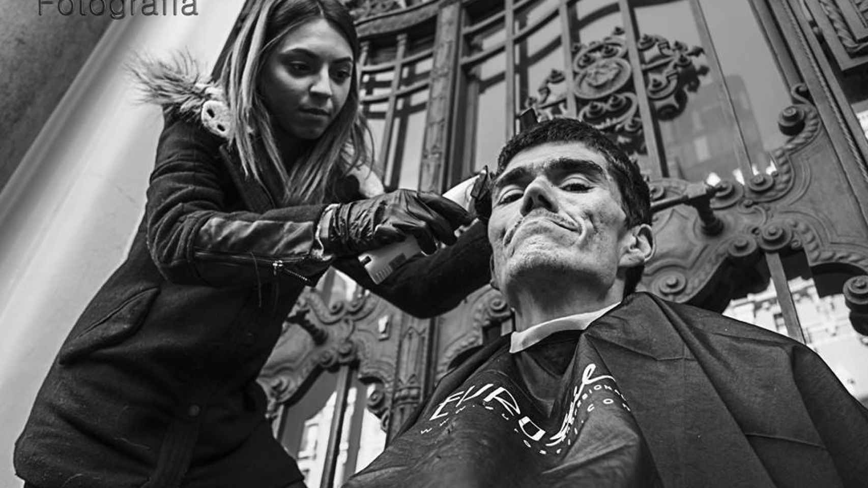 Ana Cuenca corta el pelo a Antonio en la Plaza de Ópera