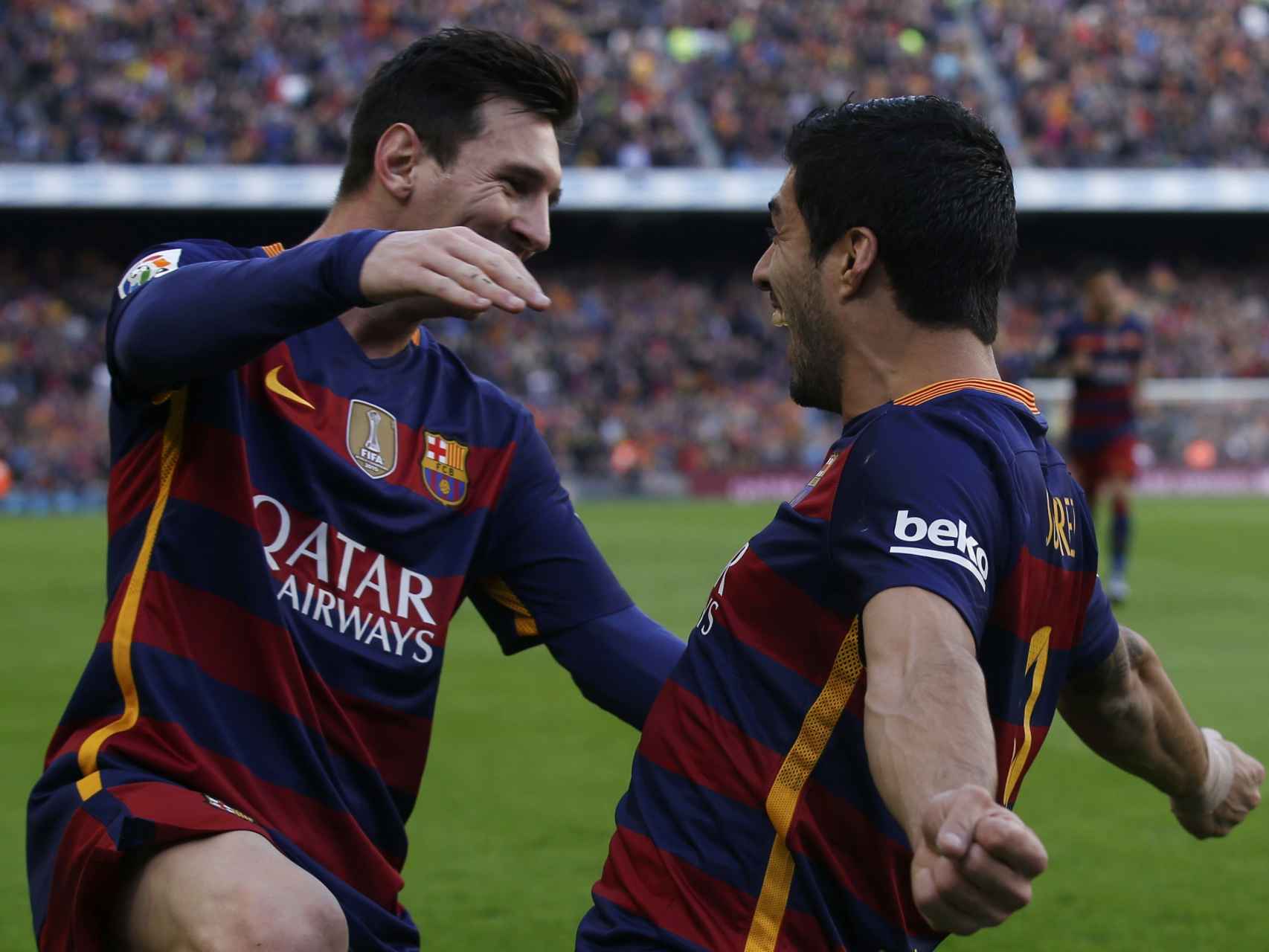 Messi y Luis Suárez celebran un gol contra el Atlético.