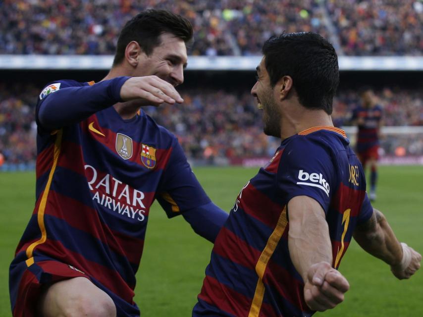 Messi y Luis Suárez celebran un gol contra el Atlético.