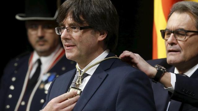 Carles Puigdemont  es investido por el 'president' saliente, Artur Mas.