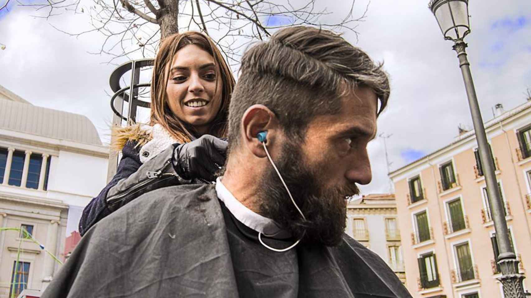 Ana corta el pelo a Eduardo, gallego de 38 años, en Ópera (Madrid)