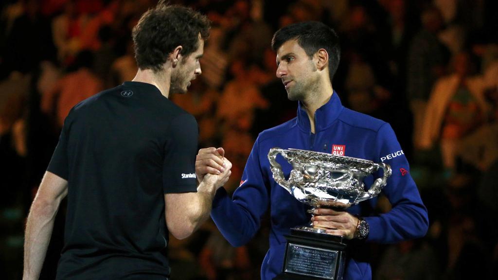 Djokovic consuela a Murray después de la final.