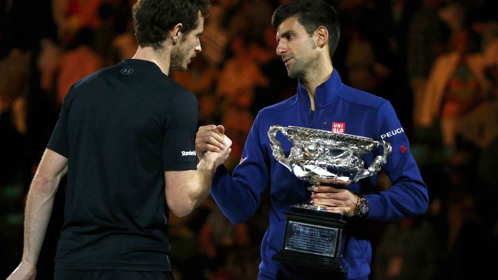 Djokovic consuela a Murray tras la final.