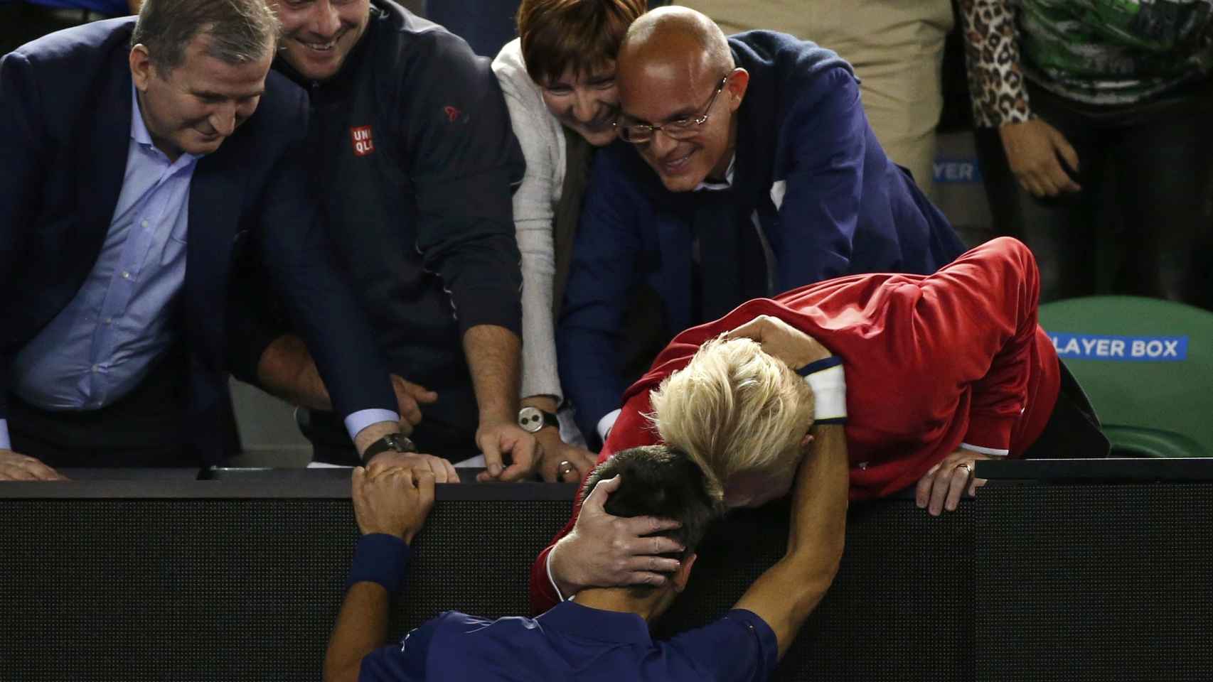 Djokovic celebra su victoria con su entrenador, Boris Becker.