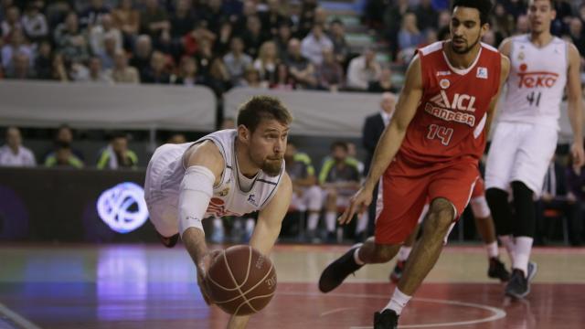 Andrés Nocioni se lanza a recuperar un balón durante el Manresa-Madrid.