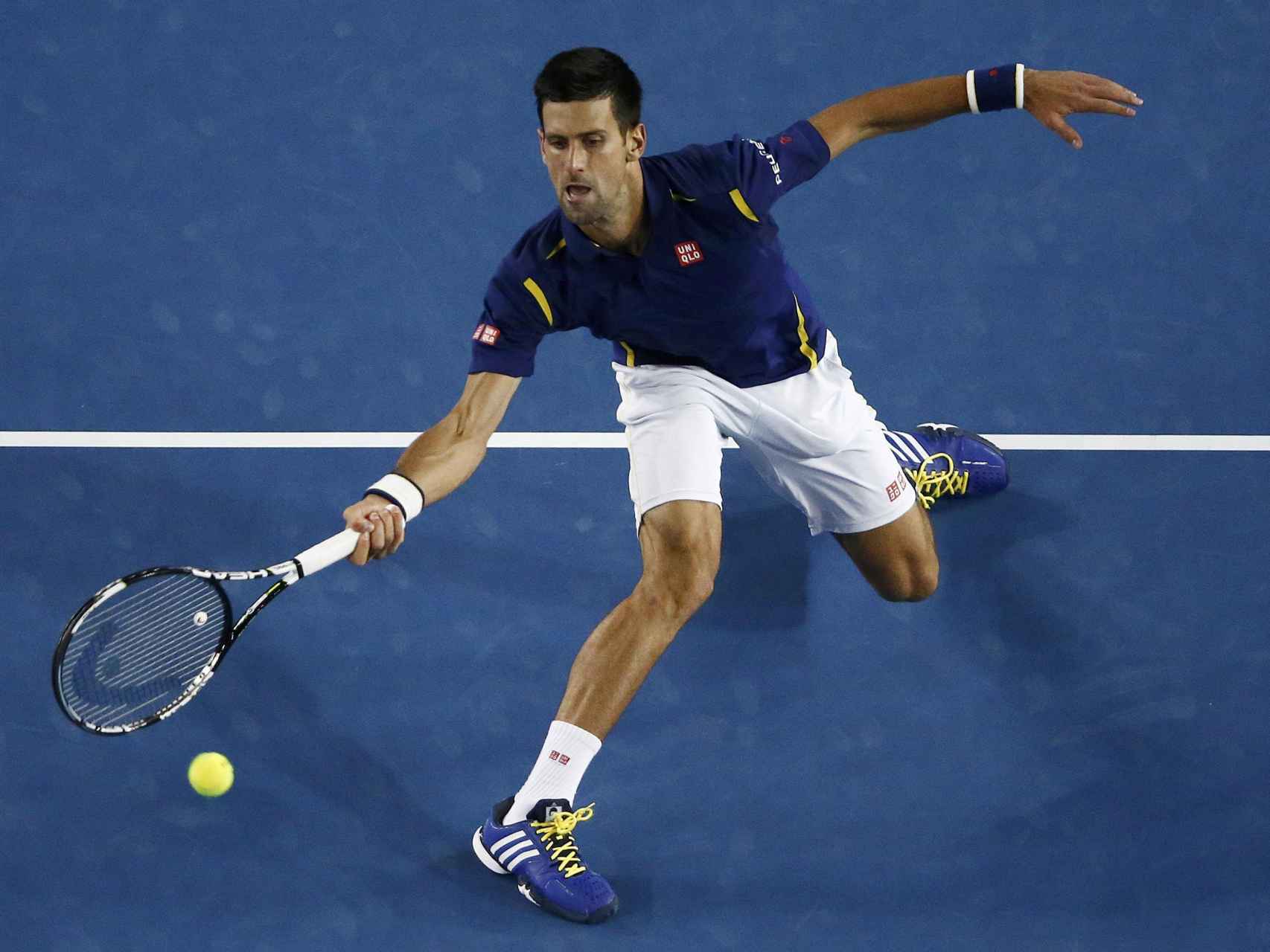 Djokovic devuelve una pelota durante la final de Australia.