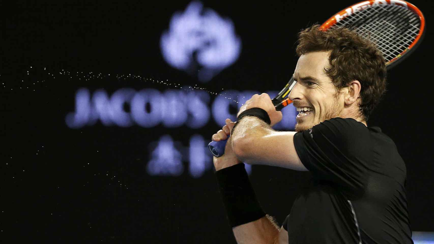 Andy Murray devuelve un resto durante la final de Australia.
