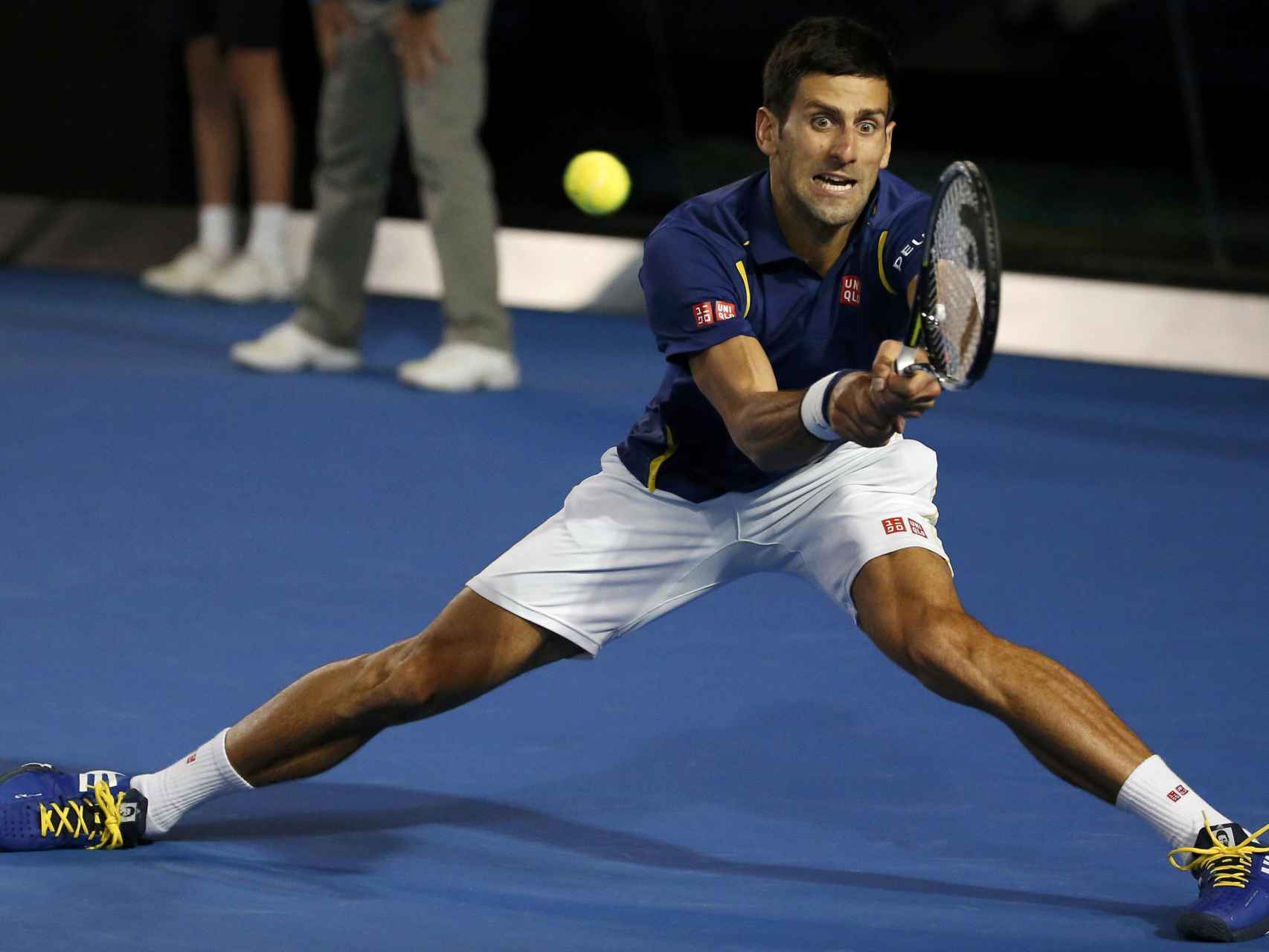 Novak Djokovic golpea la bola ante Murray en Melbourne.