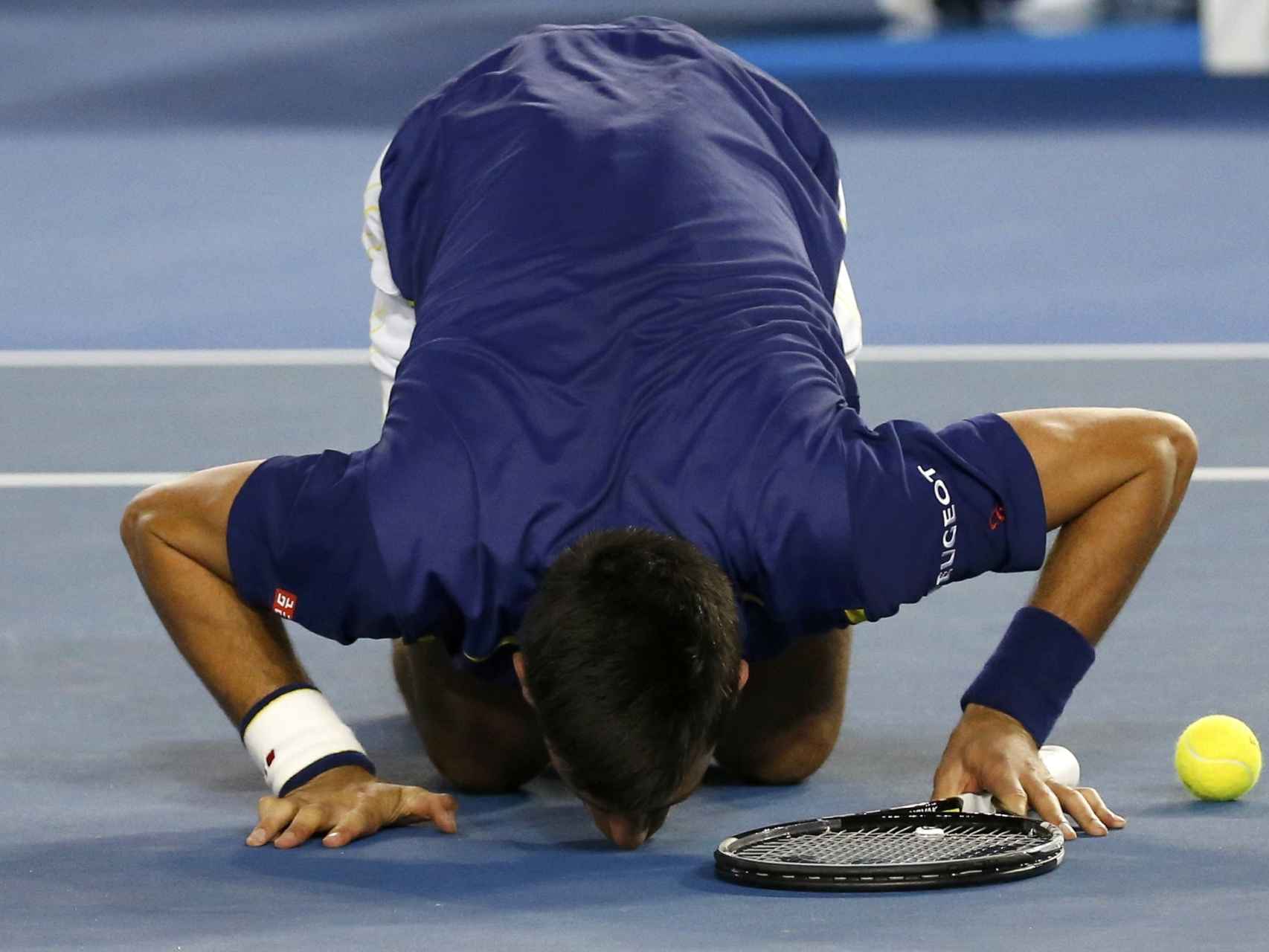 Djokovic besa la pista del Rod Laver Arena tras su victoria.