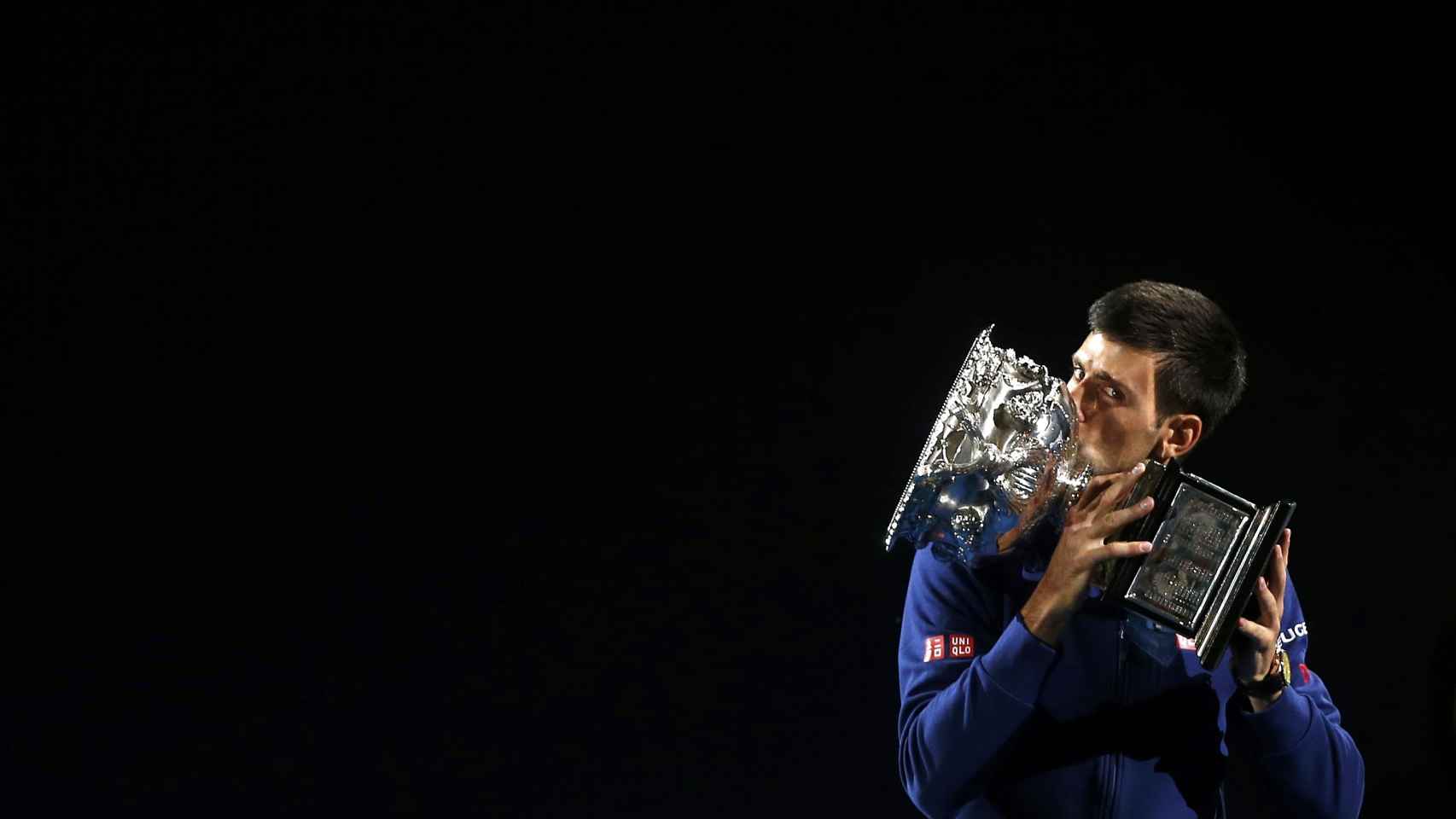 Djokovic, con el trofeo de campeón del open de Australia.
