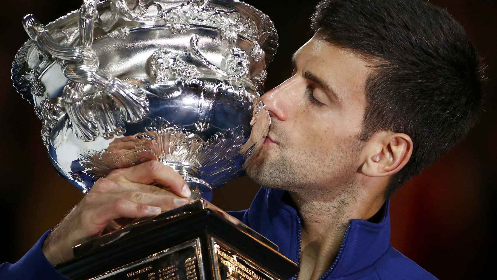 El serbio besa el trofeo de campeón del Open de Australia.