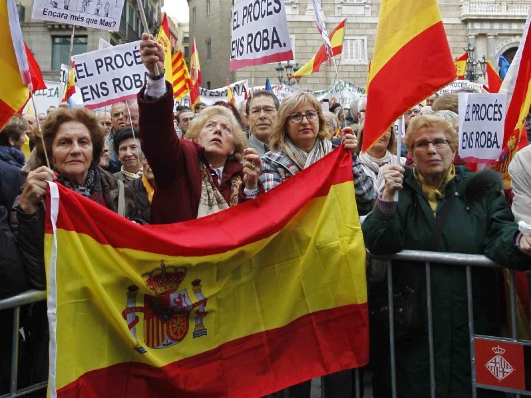 Los manifestantes, disconformes con el programa independentista del gobierno catalán.