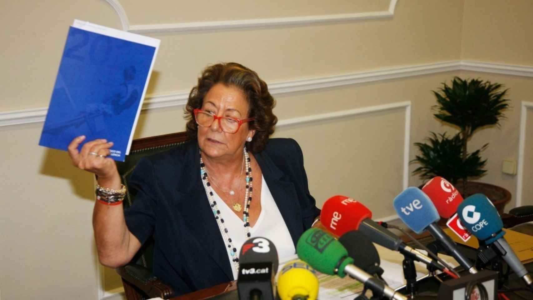 Rita Barberá en el momento de anunciar su no reelección a la alcaldía de Valencia.