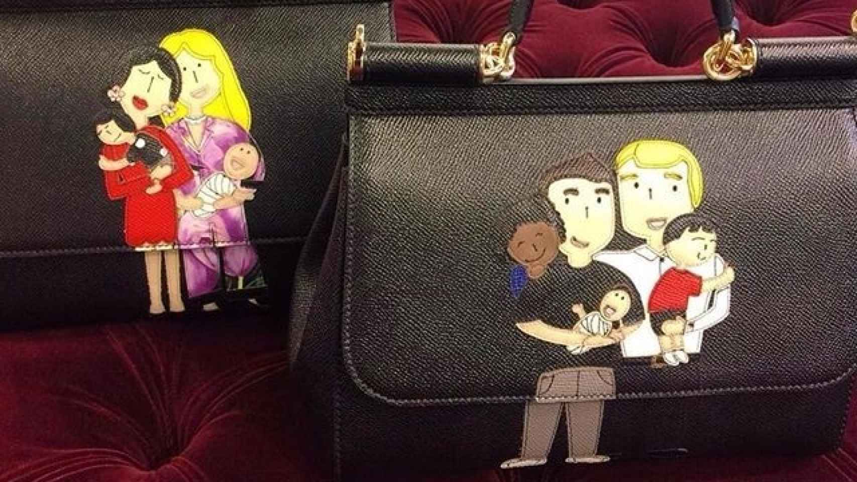 Bolsos de Dolce & Gabbana estampados con dos miembros del mismo sexo y sus hijos