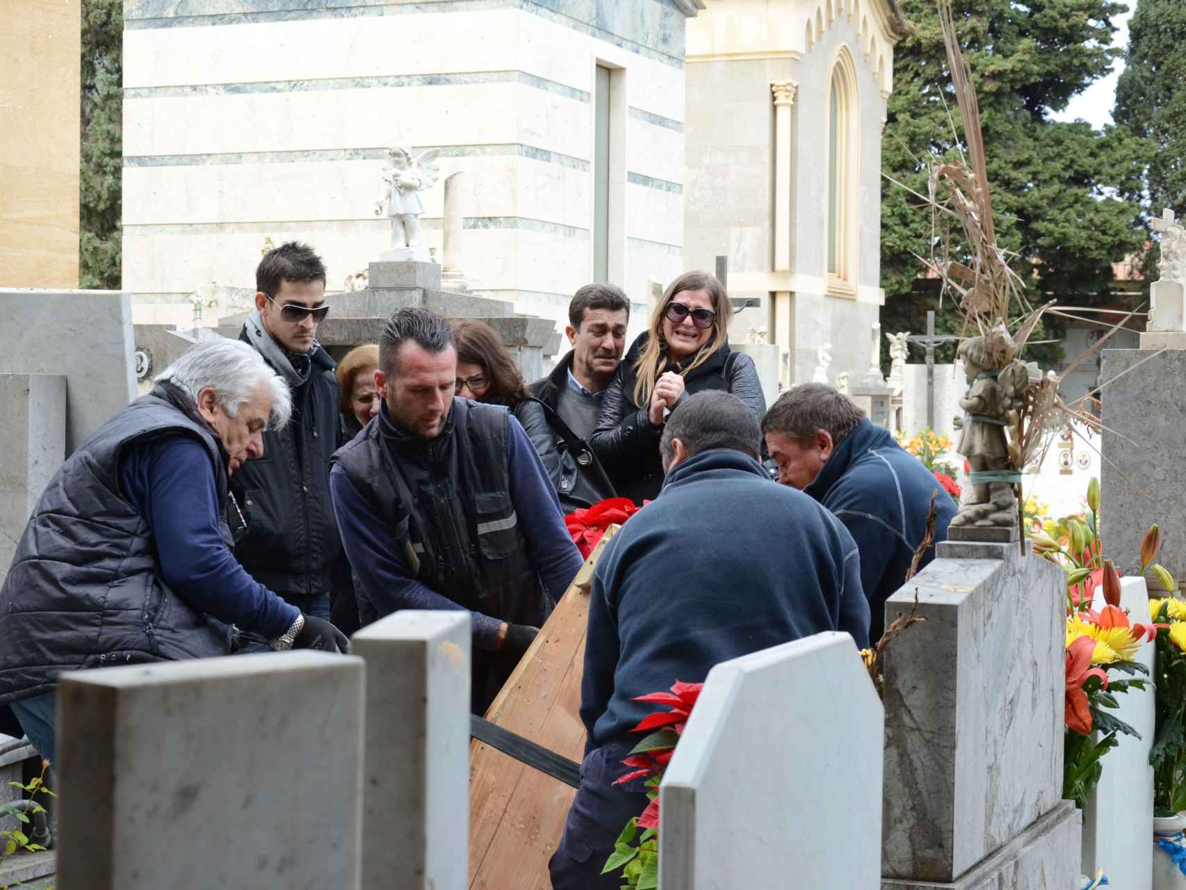 La familia de Mario Biondo en la exhumación del cuerpo en Sicilia en diciembre de 2013