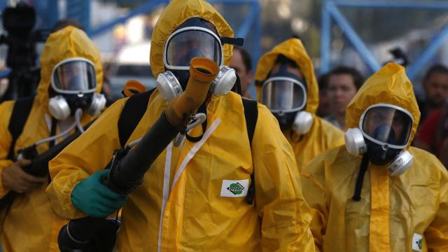 Agentes fumigan el Sambódromo de Río de Janeiro la semana pasada.