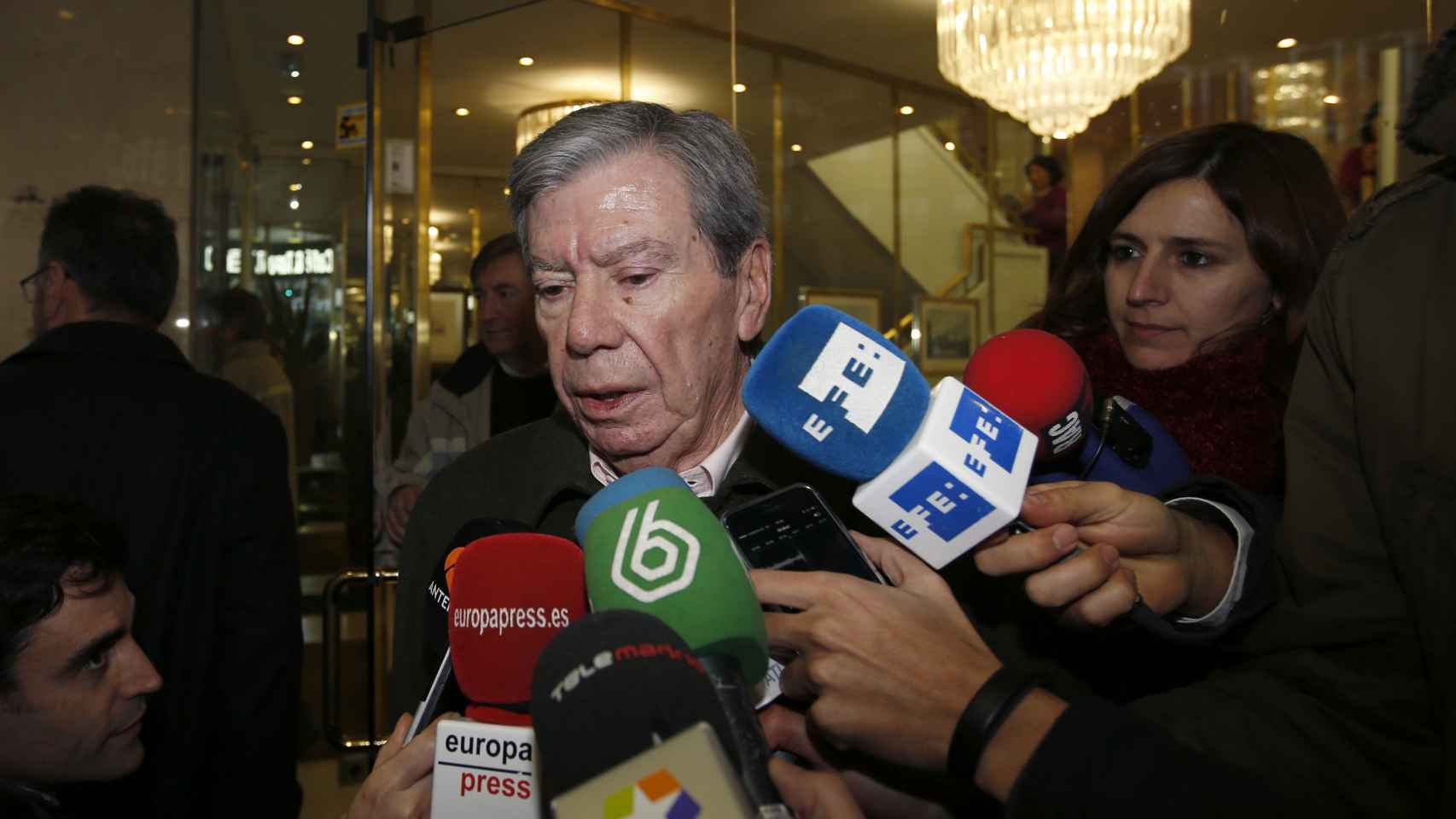 José Luis Corcuera atiende a los medios tras la reunión de históricos del PSOE