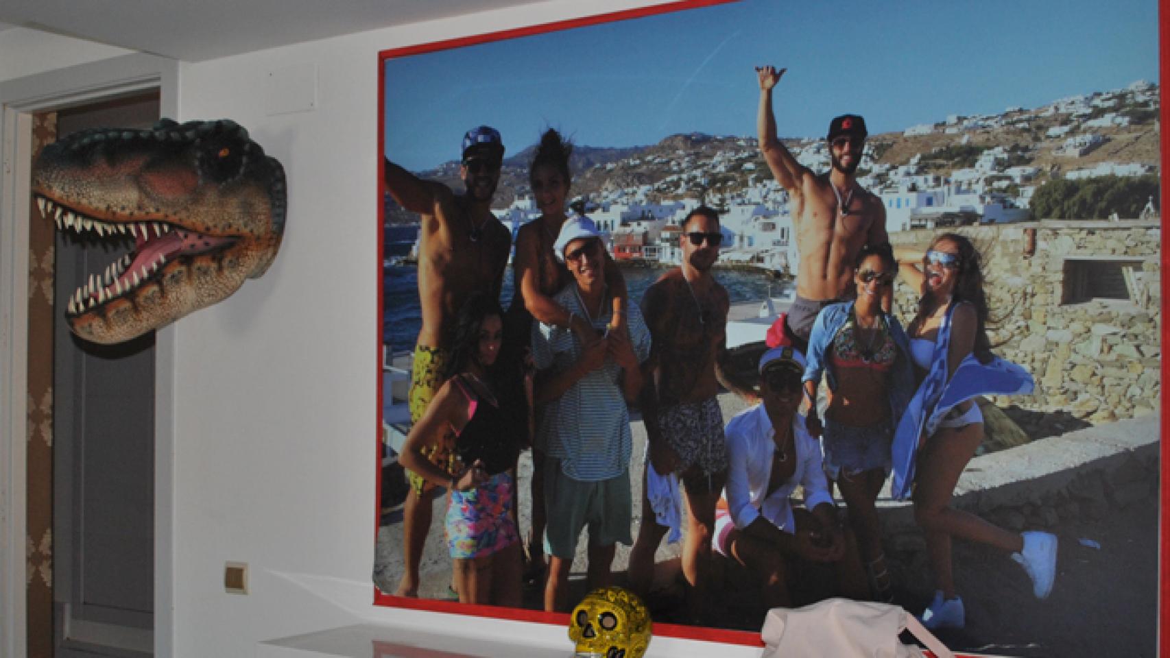 Una imagen del viaje a Mykonos preside el salón de 'Super Shore' (Jose Álvarez)