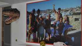 Una imagen del viaje a Mykonos preside el salón de 'Super Shore' (Jose Álvarez)