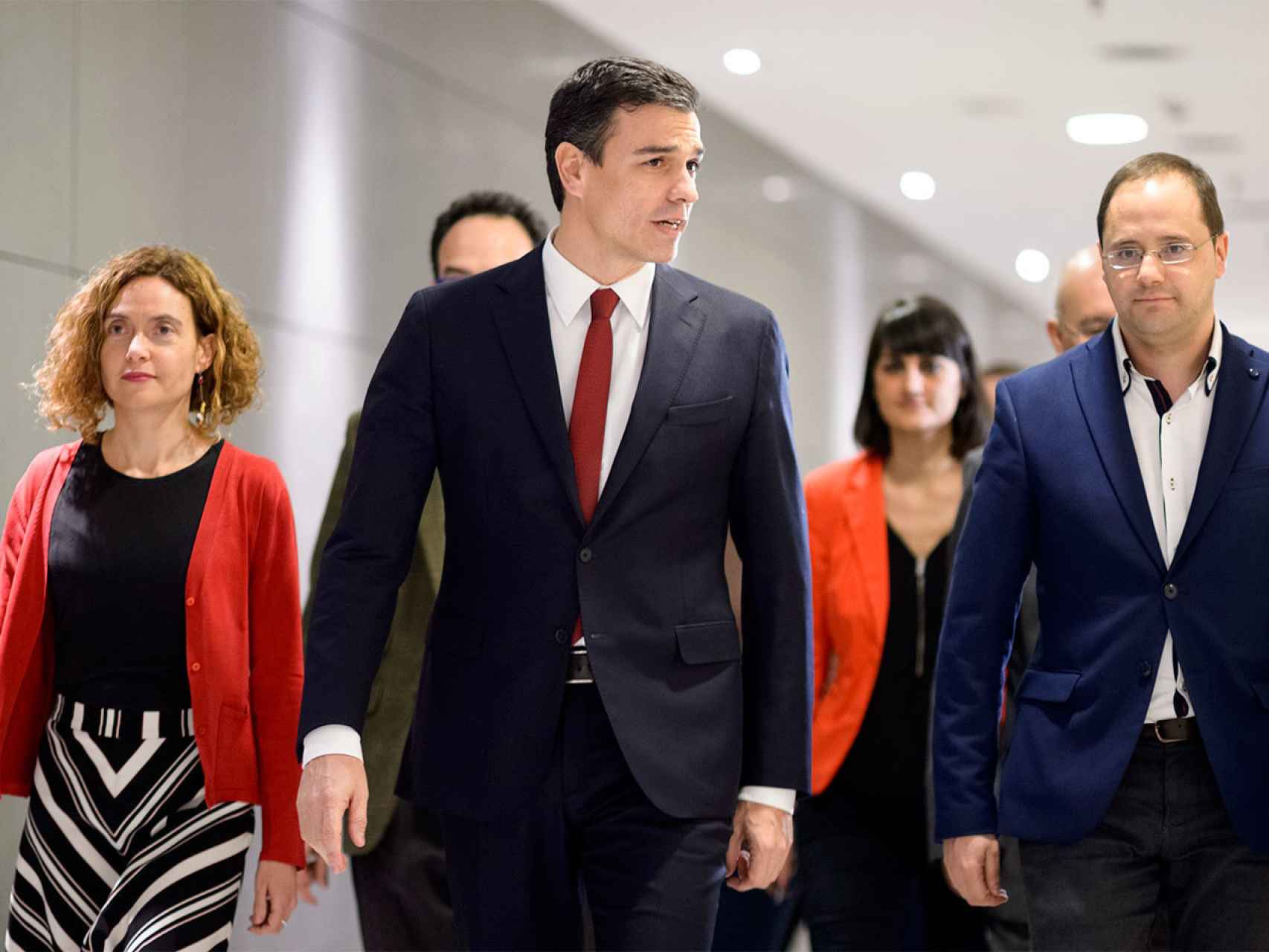 Pedro Sánchez este martes en el Congreso acompañado de Meritxell Batet y César Luena