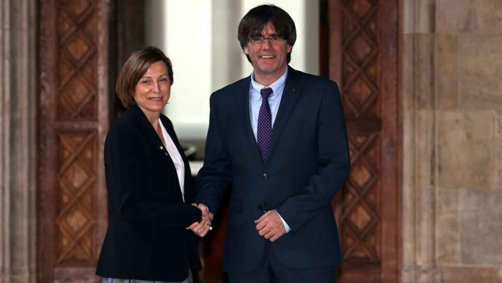 La presidenta del Parlament, Carme Forcadell, junto al presidente de la Generalitat, Carles Puigdemont.