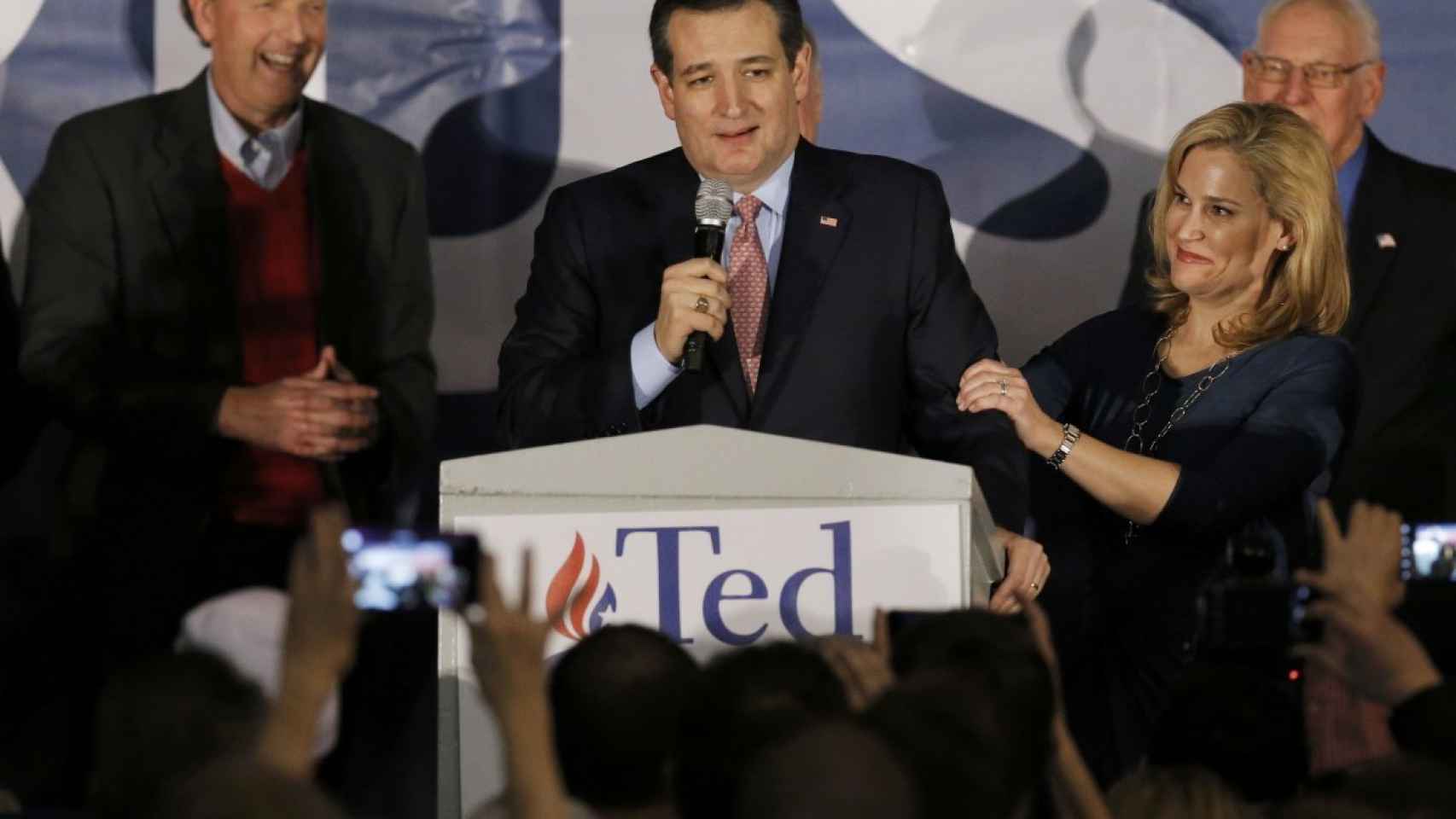 Ted Cruz habla a los votantes de Iowa, con su mujer Heidi Cruz a su lado.