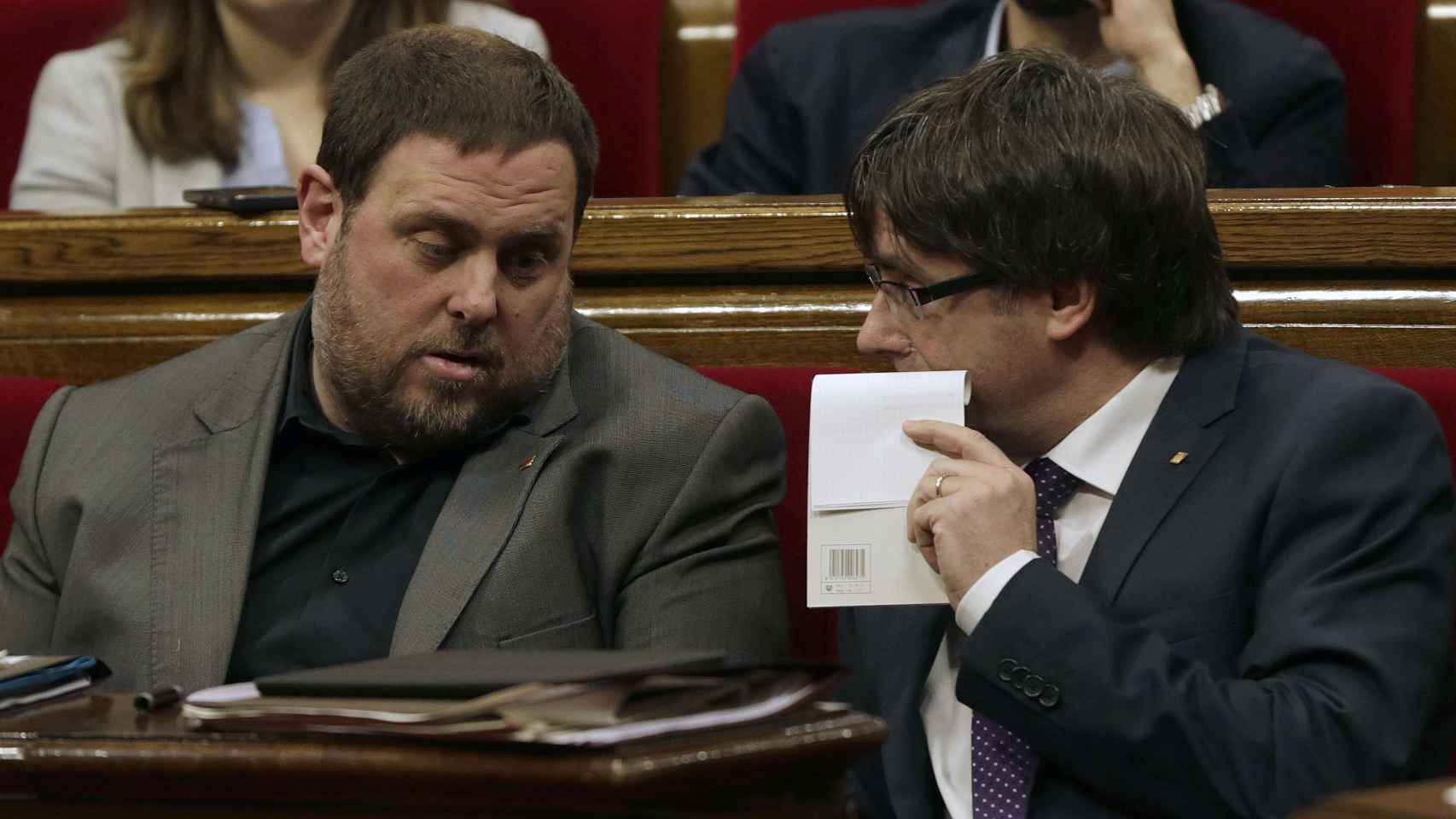 Puigdemont y Junqueras en el Parlament