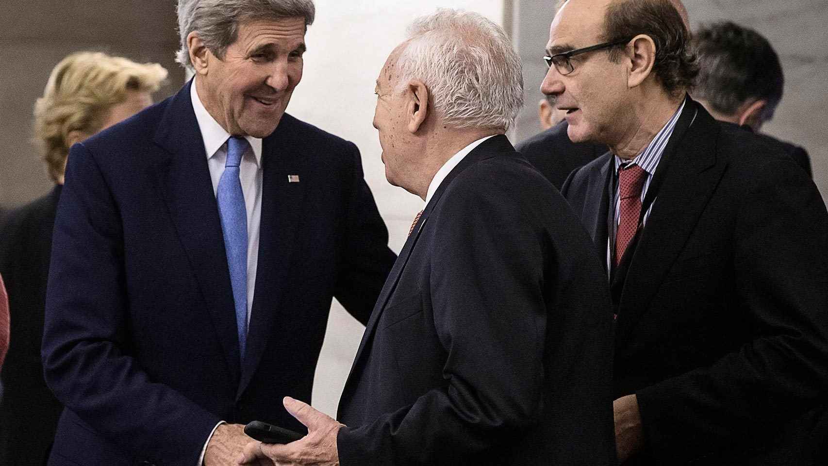 Kerry saluda a Margallo durante la cumbre en Roma.