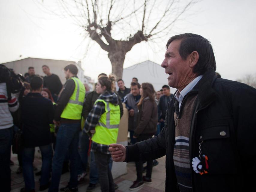 Un vecino se encara con los animalistas.