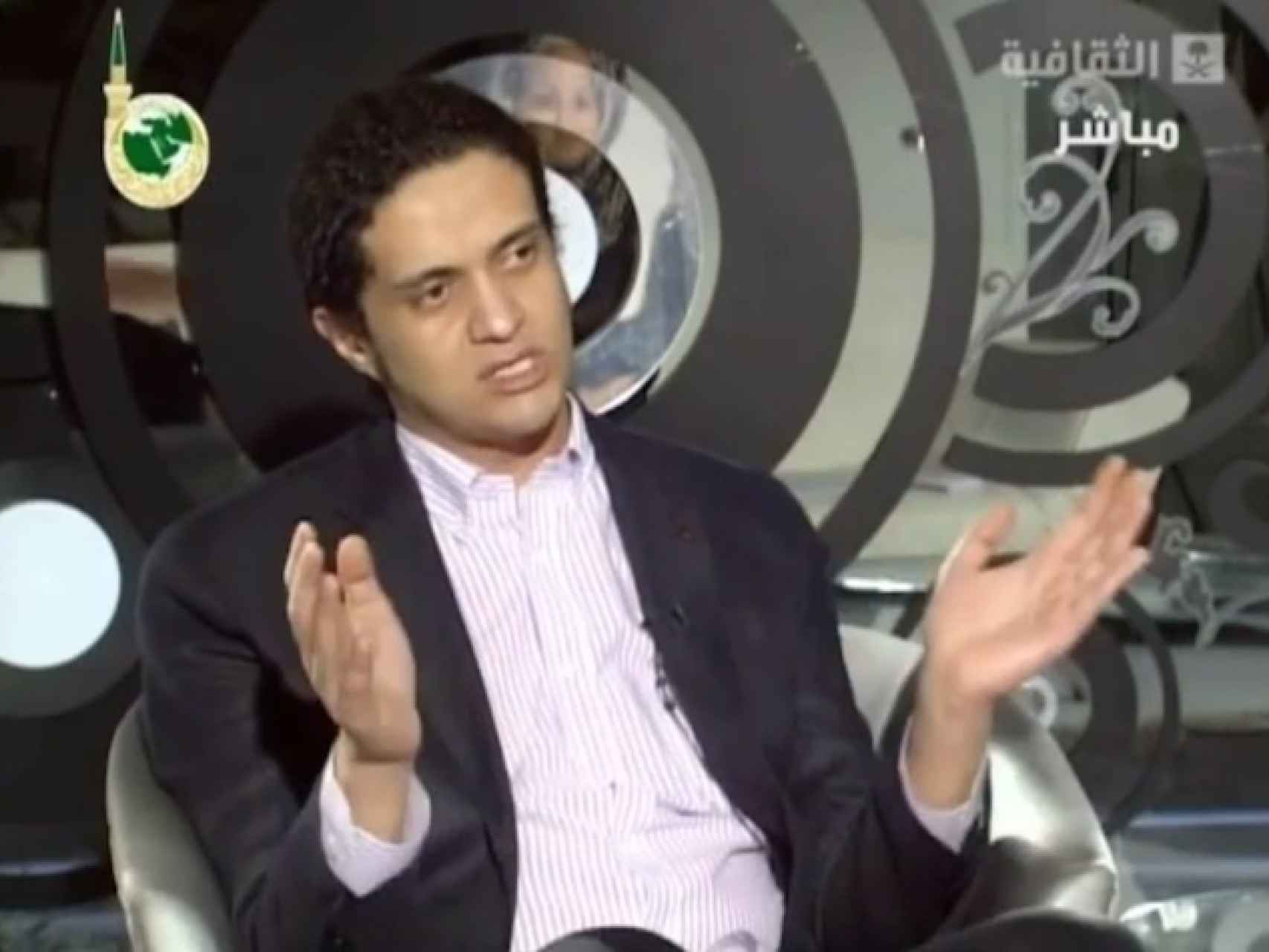 El poeta saudí en una entrevista