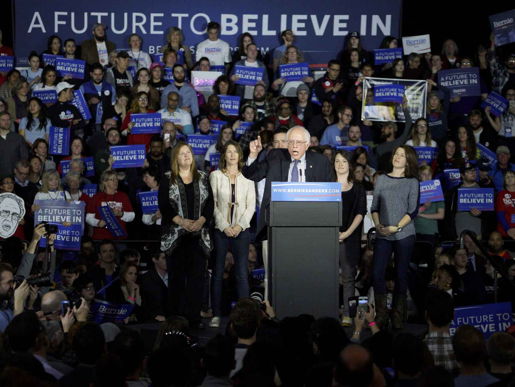 Bernie Sanders empató con Hillary Clinton en el despegue de las primarias.