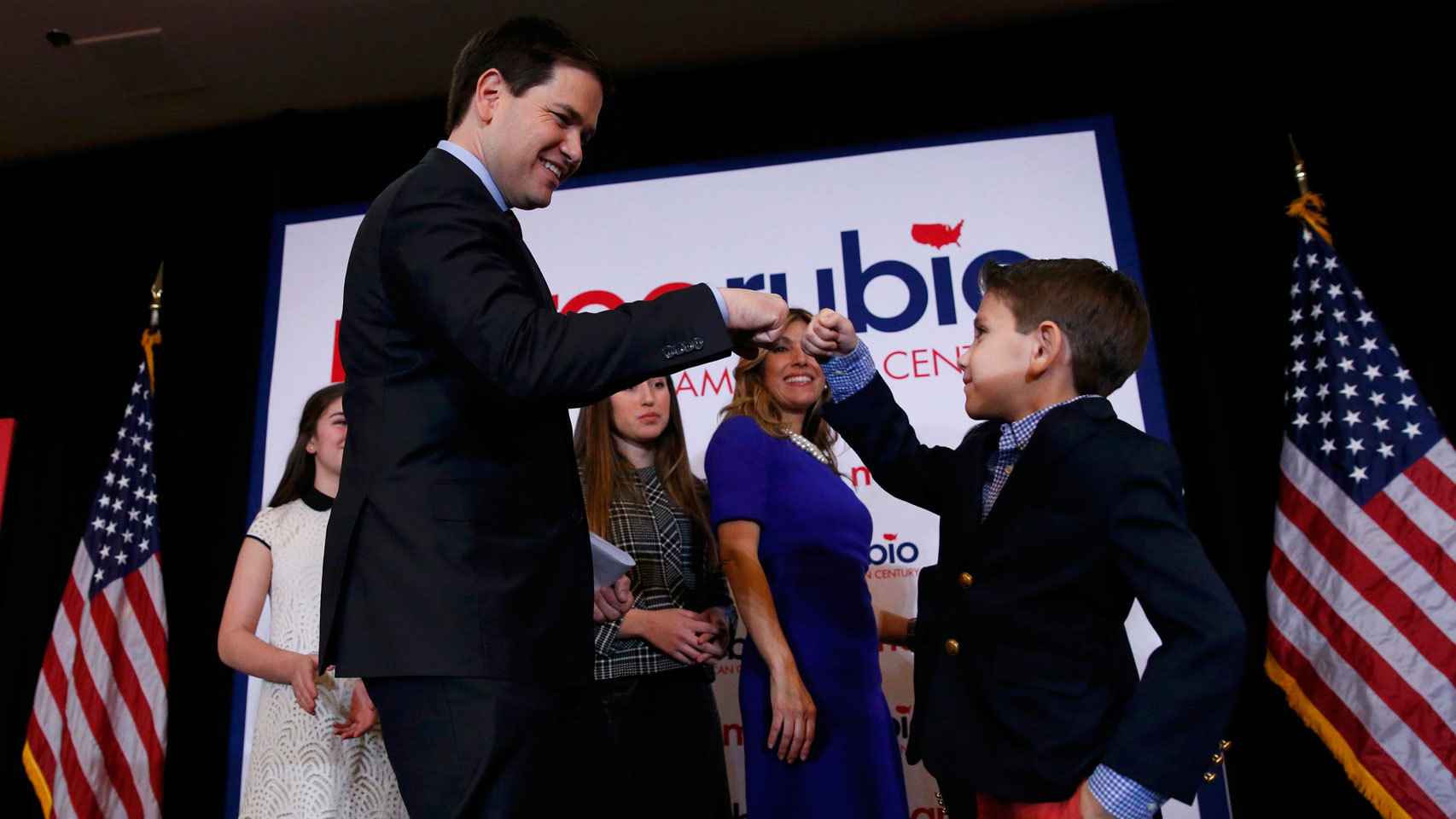 Marco Rubio choca los puños con uno de sus hijos.