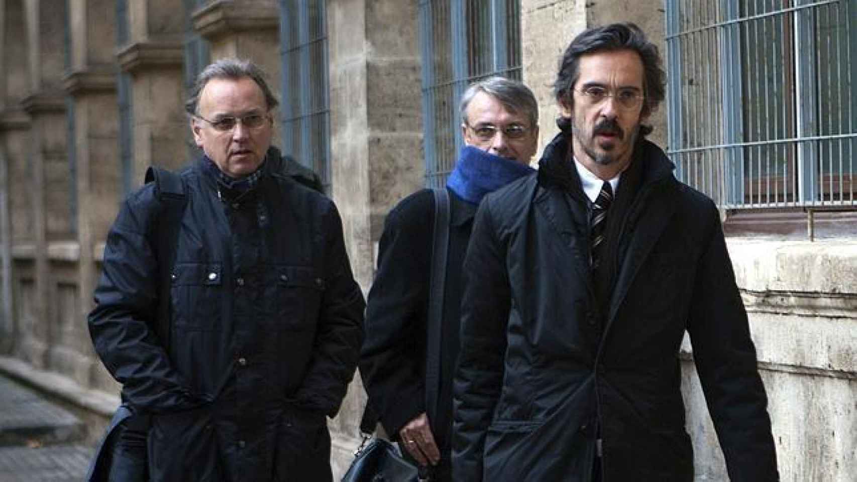 Miguel Tejeiro en el centro junto a su hermano Marco Antonio y  su abogado entrando en  los juzgados de Palma