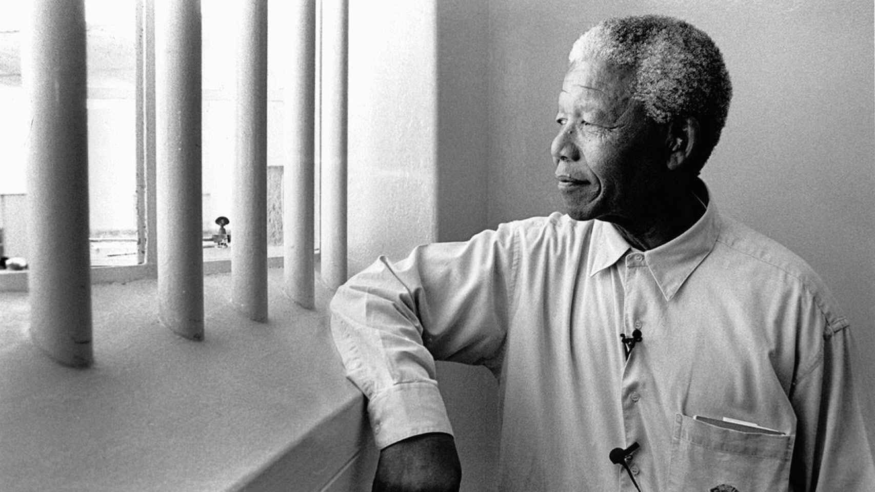 Nelson Mandela visitando la celda en la que estuvo encerrado 18 años.