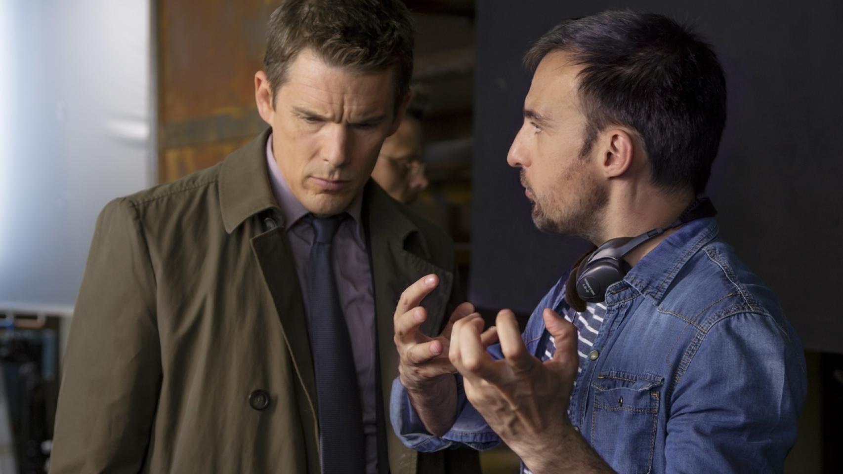 Amenábar da órdenes a Ethan Hawke en el rodaje de Regresión